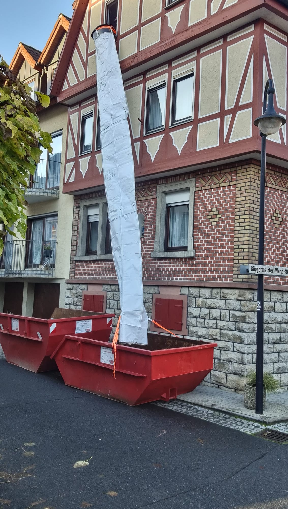 Goulotte à gravats flexible Stortslurf® posée au sol
