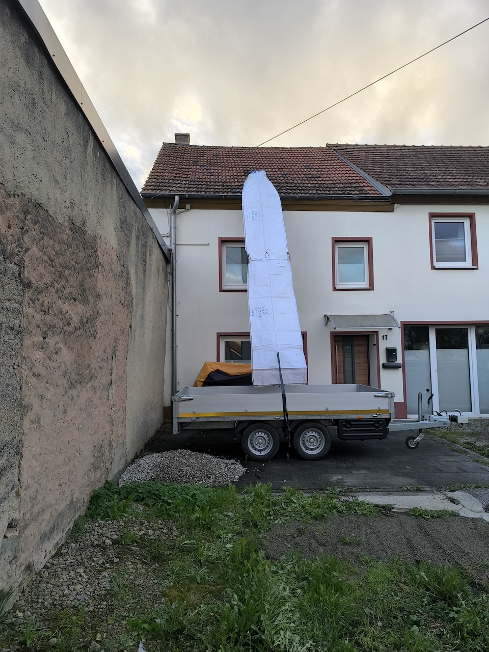 Goulotte à gravats flexible Stortslurf® en cours d'utilisation depuis un chantier