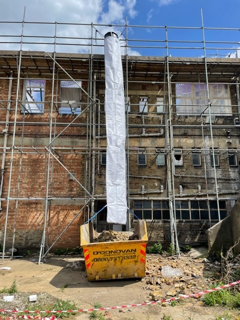Goulotte à gravats flexible Stortslurf® en cours d'utilisation sur un chantier