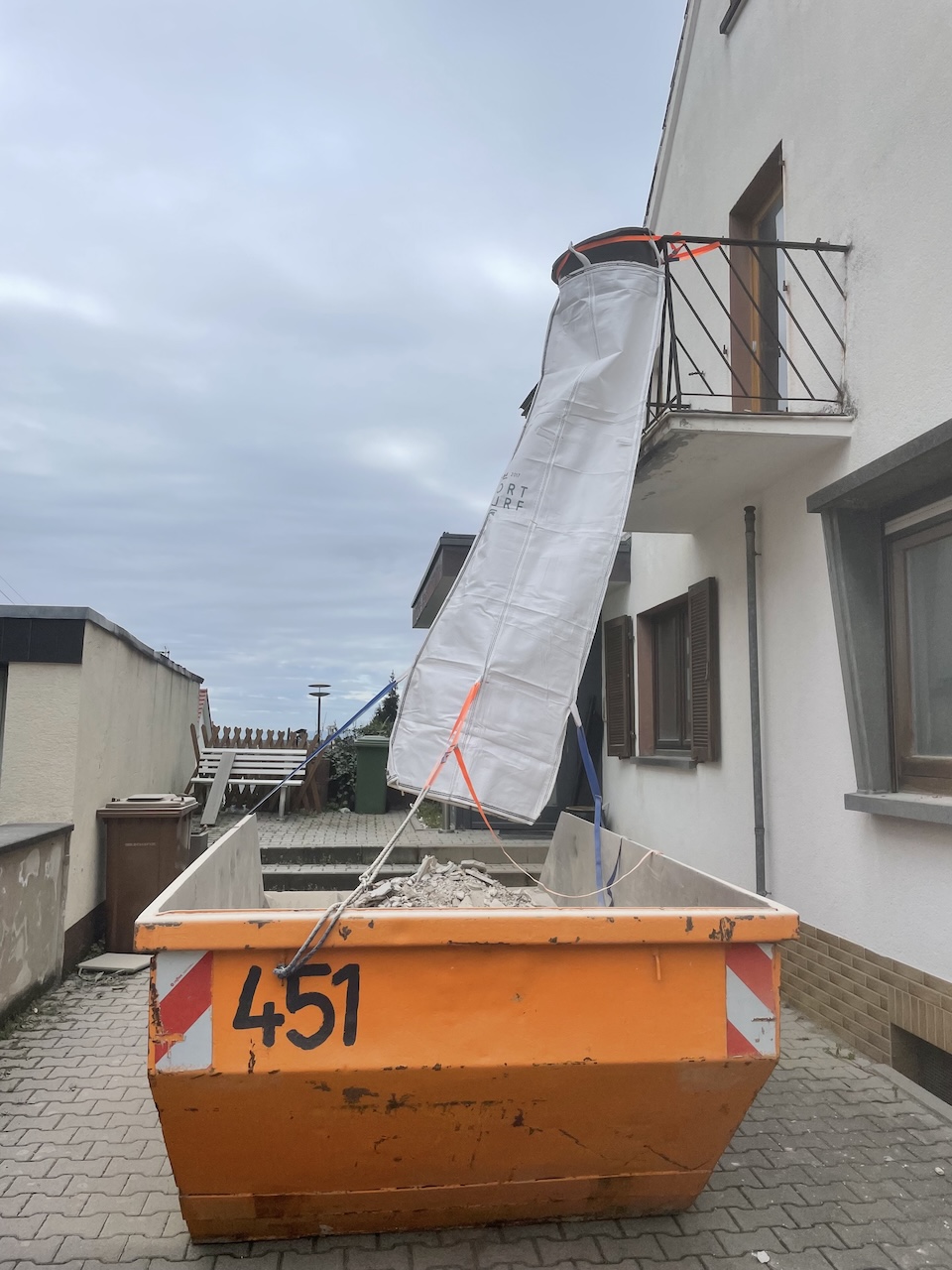 Goulotte à gravats flexible Stortslurf® en cours d'utilisation sur un chantier
