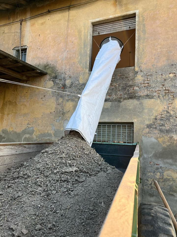Goulotte à gravats flexible depuis une fenêtre vers une benne pour évacuation de gravats